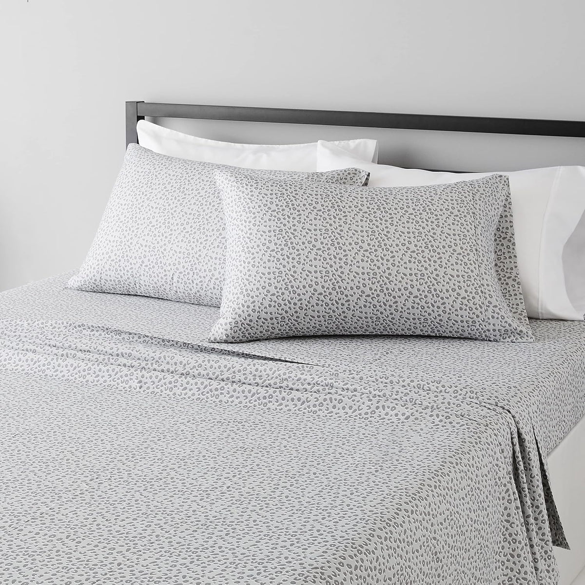 Amazon Basics Lightweight Super Soft Easy Care Wrinkle Free Microfiber 3 Piece Bed Sheet Set with 14-Inch Deep Pockets, Twin, Navy Blue, Solid, Kids, Men & Women Bedding